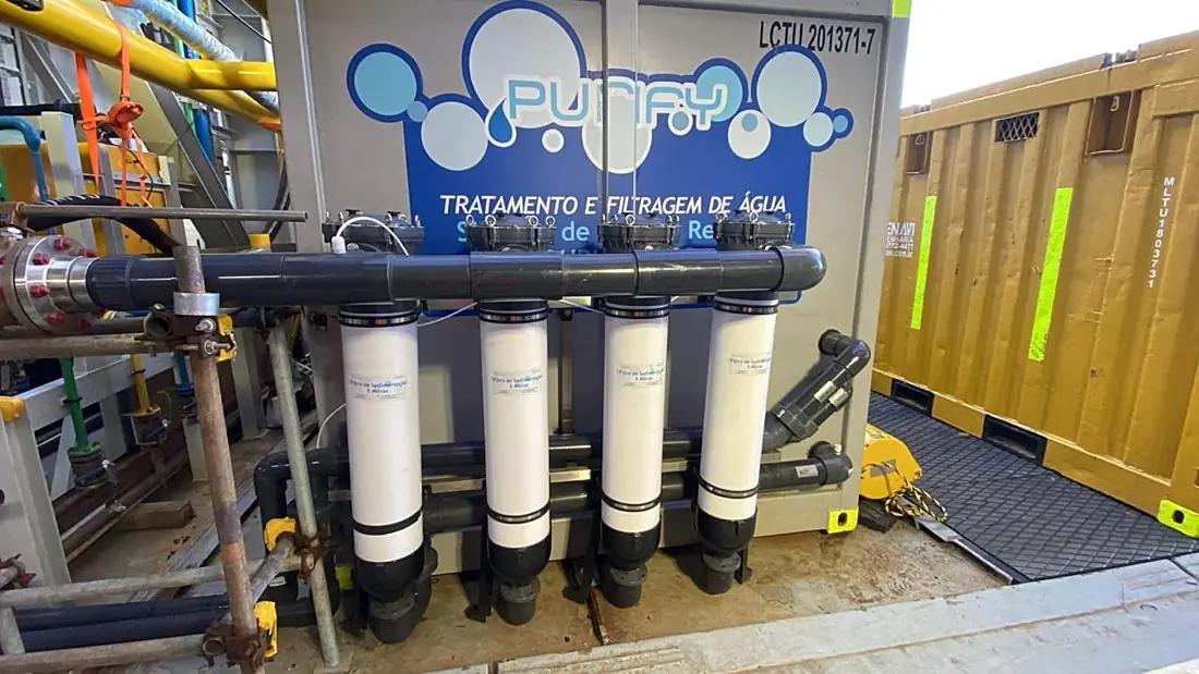 Sistema da Purify em contêiner com carcaças de filtragem de 5 micra.